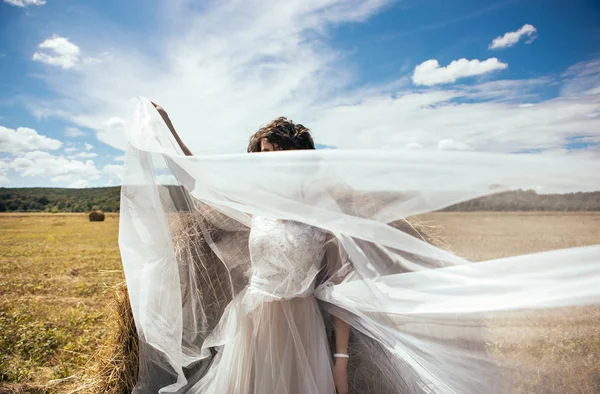 Красивая Молодая Невеста Позирует Открытом Воздухе — стоковое фото