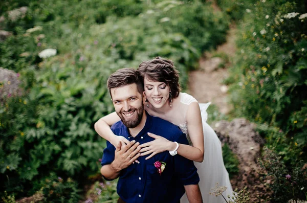 Apenas Casal Posando Livre Sua Foto Casamento Sessão — Fotografia de Stock