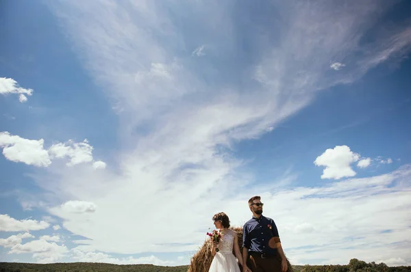 Супружеская Пара Позирует Открытом Воздухе Свадебное Фото Сессия — стоковое фото