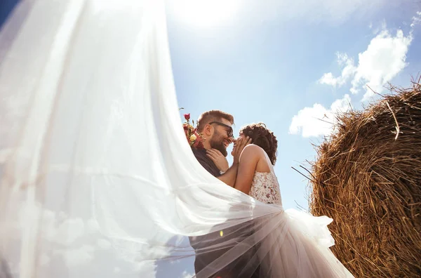 Eheleute Posieren Freien Auf Ihrem Hochzeitsfoto Session — Stockfoto