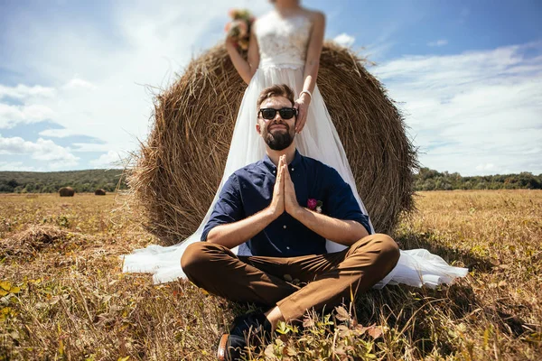 Apenas Casal Posando Livre Sua Foto Casamento Sessão — Fotografia de Stock