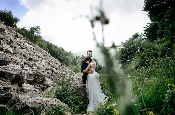 Couple Marié Posant Extérieur Sur Leur Photo Mariage Session — Photo