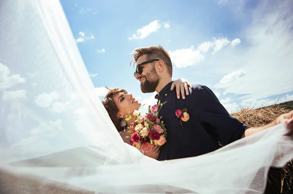 Csak Házaspár Pózol Szabadban Saját Esküvői Fotó Munkamenet — Stock Fotó