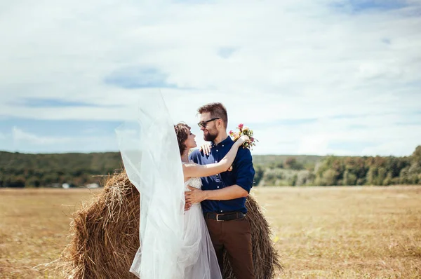 Eheleute Posieren Freien Auf Ihrem Hochzeitsfoto Session — Stockfoto