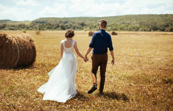 Eheleute Posieren Freien Auf Ihrem Hochzeitsfoto Session — Stockfoto