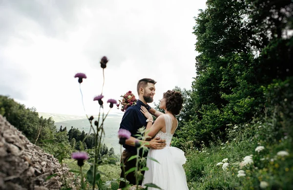 Eheleute Posieren Freien Auf Ihrem Hochzeitsfoto Session — Stockfoto