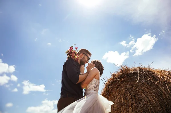 Eheleute Posieren Freien Auf Ihrem Hochzeitsfoto Session — Stockfoto