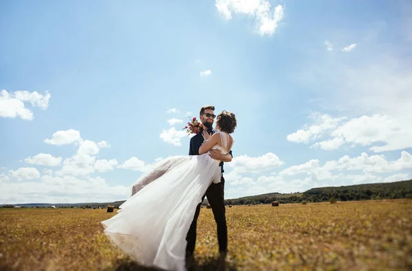 Yeni evli çift açık havada onların düğün fotoğrafı - poz oturum