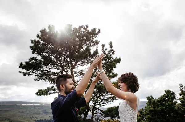 彼らの結婚式の写真 屋外でポーズだけ夫婦セッション — ストック写真