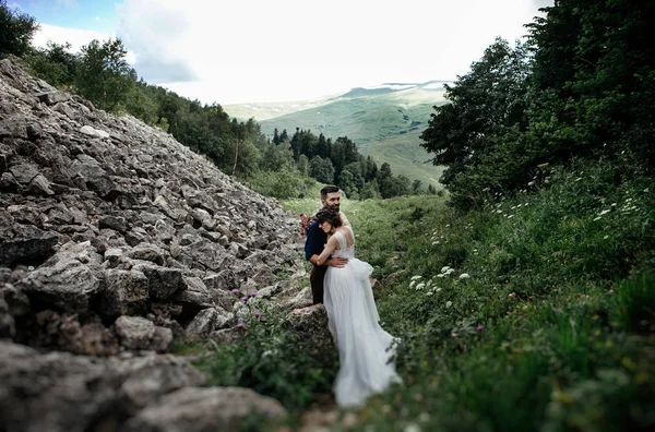 Appena Sposati Posa All Aperto Sulla Loro Foto Nozze Sessione — Foto Stock