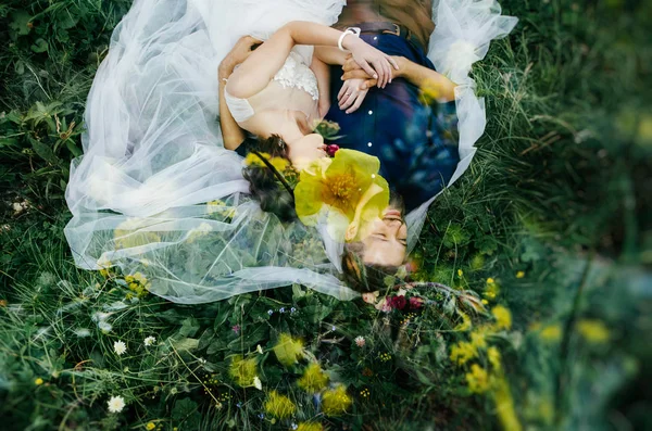 Apenas Casal Posando Livre Sua Foto Casamento Sessão — Fotografia de Stock