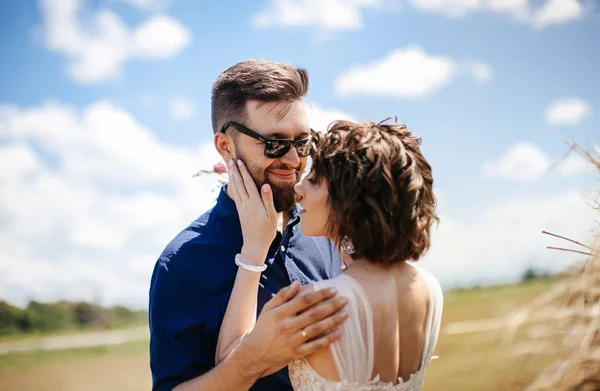 Apenas Casal Posando Livre Sua Foto Casamento Sessão — Fotografia de Stock