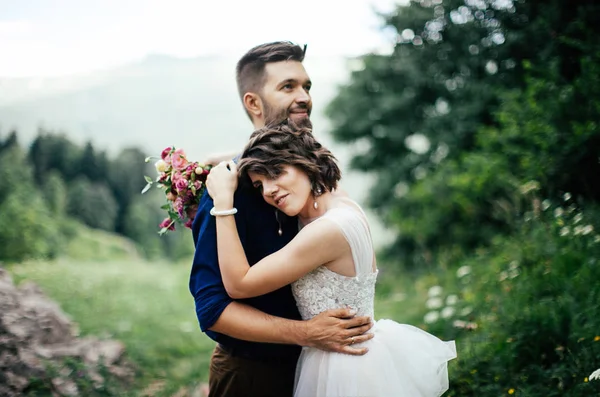 Eheleute Posieren Freien Auf Ihrem Hochzeitsfoto Session — Stockfoto