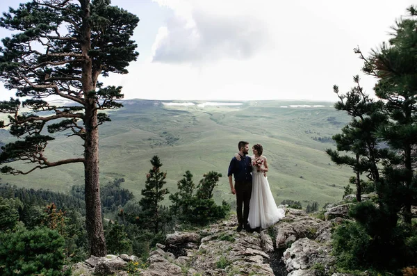 Csak Házaspár Pózol Szabadban Saját Esküvői Fotó Munkamenet — Stock Fotó