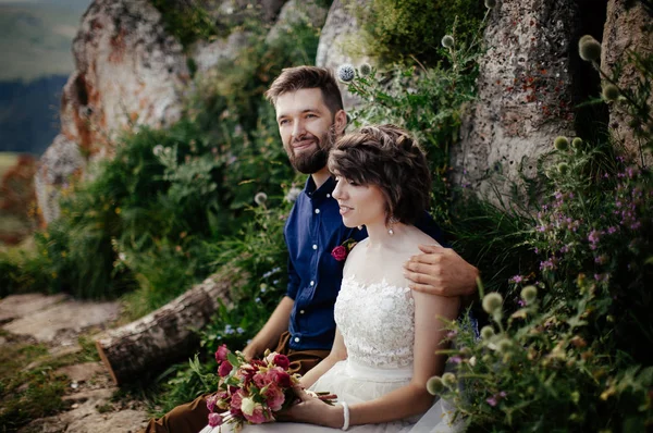 Bara Gift Par Poserar Utomhus Deras Bröllopsfoto Session — Stockfoto