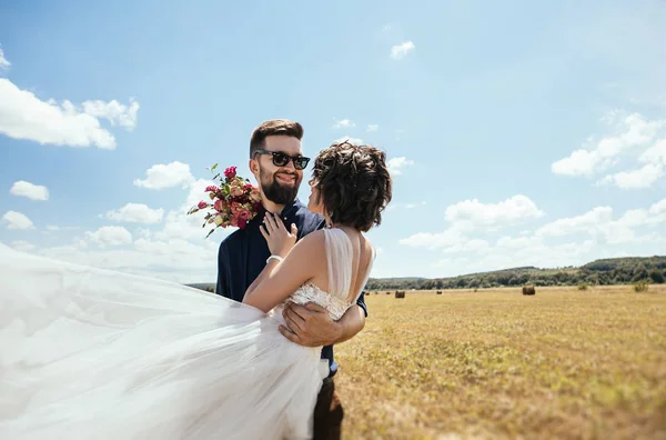 Просто Подружня Пара Позує Відкритому Повітрі Своєму Весільному Фото Сеанс — стокове фото