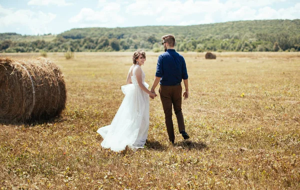 Bara Gift Par Poserar Utomhus Deras Bröllopsfoto Session — Stockfoto