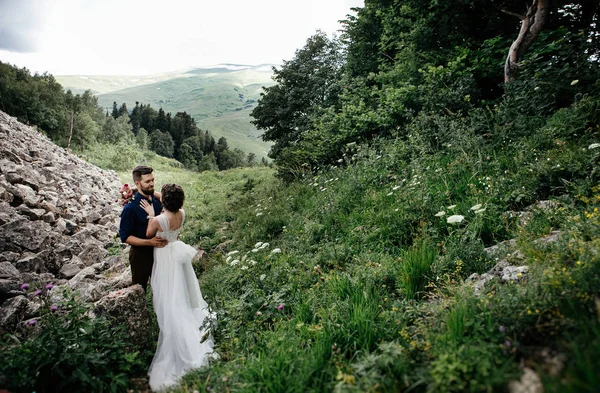 Appena Sposati Posa All Aperto Sulla Loro Foto Nozze Sessione — Foto Stock