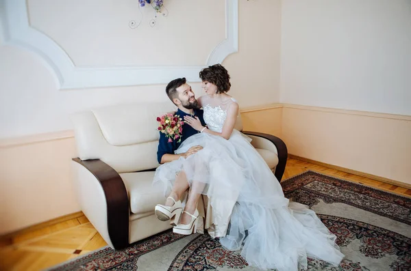 Apenas Casado Jovem Casal Bonito — Fotografia de Stock