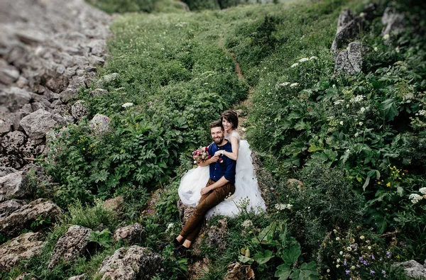 Appena Sposati Posa All Aperto Sulla Loro Foto Nozze Sessione — Foto Stock