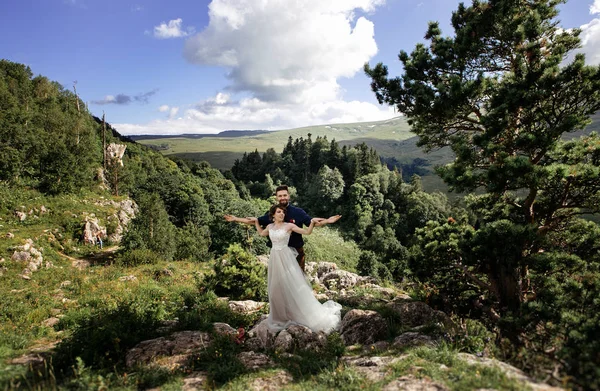 Eheleute Posieren Freien Auf Ihrem Hochzeitsfoto Session — Stockfoto