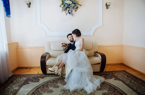 Apenas Casado Jovem Casal Bonito — Fotografia de Stock