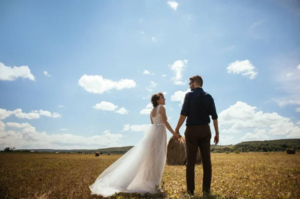 Eheleute Posieren Freien Auf Ihrem Hochzeitsfoto Session — Stockfoto