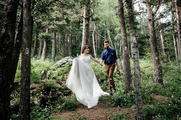 결혼에 그들의 결혼식 야외에서 — 스톡 사진
