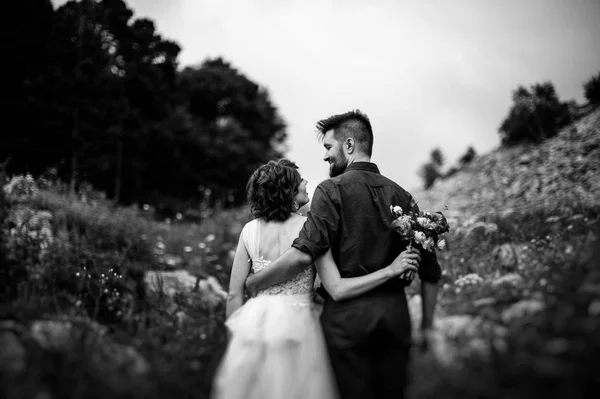 Foto Blanco Negro Hermosa Pareja Foto Aire Libre Sesión —  Fotos de Stock