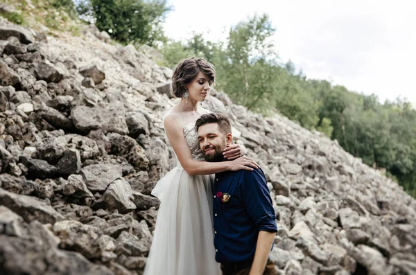 Couple Marié Posant Extérieur Sur Leur Photo Mariage Session — Photo