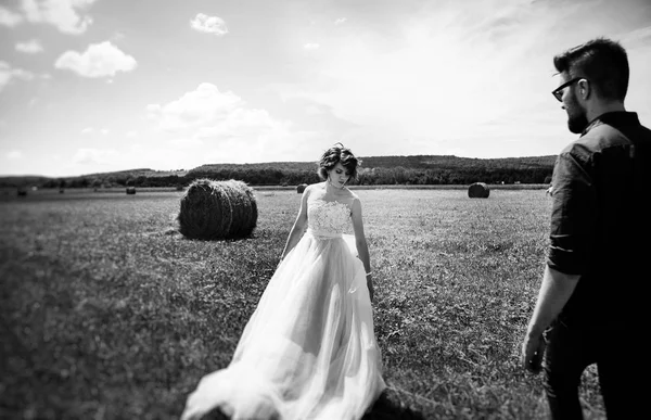 Fekete Fehér Fénykép Fiatal Gyönyörű Menyasszony — Stock Fotó