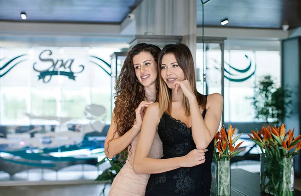 Meninas Sexy Vestidos Curtos Posando Hotel Caro — Fotografia de Stock