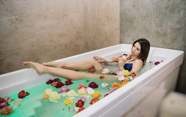 Menina Sexy Maiô Azul Leva Spa Com Rosas Hotel Caro — Fotografia de Stock