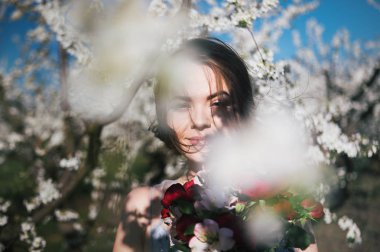 Genç güzel gelin dışarıda poz veriyor. 