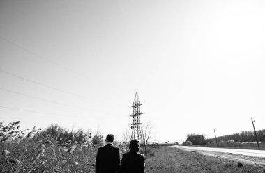 siyah beyaz fotoğraf açık havada yeni evliler