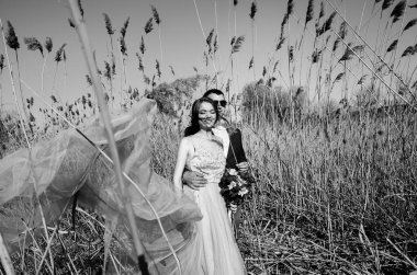 siyah beyaz fotoğraf açık havada yeni evliler