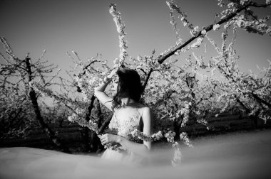 siyah beyaz fotoğraf genç güzel gelinin 