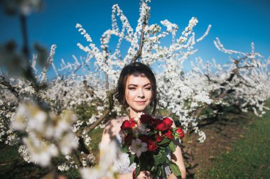 Genç güzel gelin dışarıda poz veriyor. 