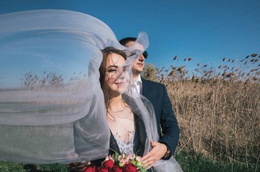 açık fotoğraf - yeni evliler oturumu