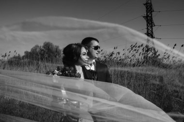 siyah beyaz fotoğraf açık havada yeni evliler