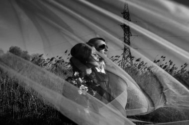 siyah beyaz fotoğraf açık havada yeni evliler