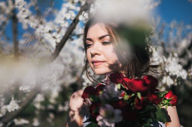 Genç güzel gelin dışarıda poz veriyor. 