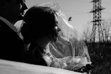 siyah beyaz fotoğraf açık havada yeni evliler