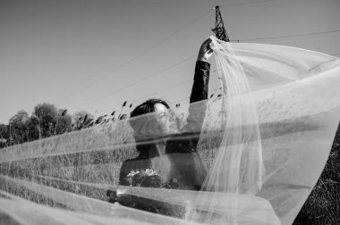 siyah beyaz fotoğraf genç güzel gelinin 