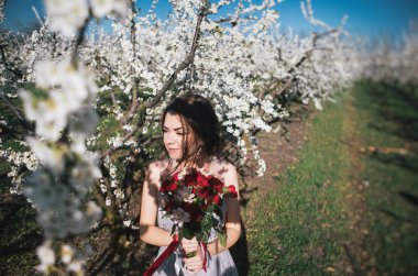 Genç güzel gelin dışarıda poz veriyor. 