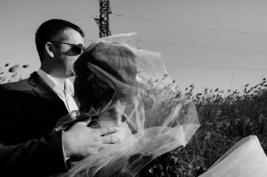 siyah beyaz fotoğraf açık havada yeni evliler