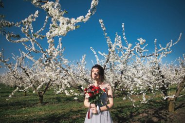 Genç güzel gelin dışarıda poz veriyor. 
