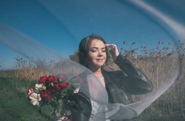 Genç güzel gelin dışarıda poz veriyor. 