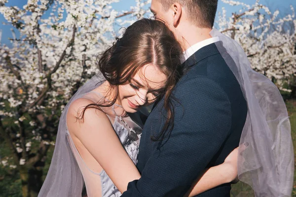 Verliefde Paar Bruid Bruidegom Een Lichte Jurk Een Bruiloft Wandeling — Stockfoto