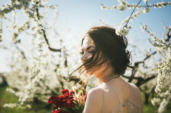 Belle Mariée Posant Extérieur — Photo